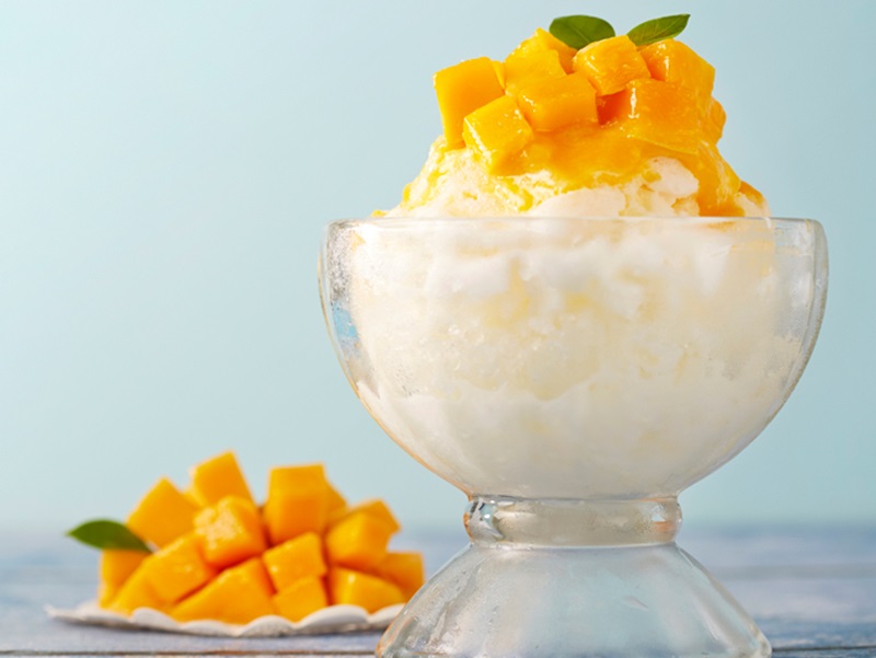Bingsu de Mango, postre coreano de hielo raspado. | iclickart